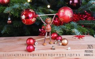 Uzrál čas na poslední stránku v dubánčím kalendáři a také na prosincovou tapetu pro vaši pracovní počítačovou plochu. Však...