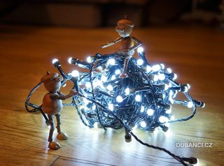 Dnes je den vánočních světýlek... hmm, že by to bylo proto, aby lidi do Vánoc stihli ty světýlka rozmotat? Co myslíte?...