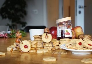 Na linecký tu mám odborníky... jen toho víc sní, než udělají. I’ve got experts for those Linzer cookies… they just eat...